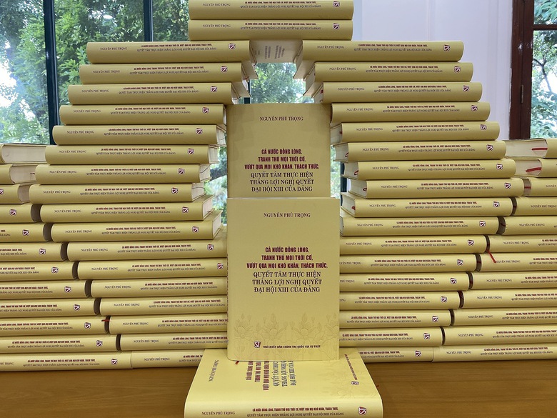 Ra mắt cuốn s&aacute;ch tuyển chọn 40 b&agrave;i viết, ph&aacute;t biểu của Tổng B&iacute; thư Nguyễn Ph&uacute; Trọng - Ảnh 1.