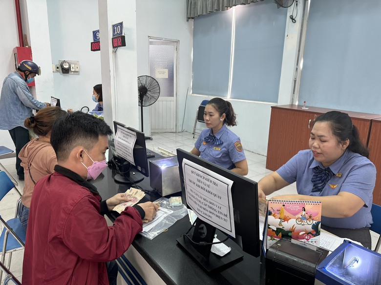 Người d&acirc;n đi từ 3h s&aacute;ng đến ga S&agrave;i G&ograve;n mua v&eacute; t&agrave;u Tết  - Ảnh 1.
