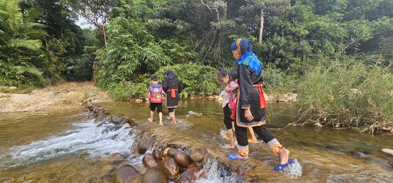 Đường n&aacute;t như ruộng c&agrave;y, ngầm tạm chắn lối l&uacute;c lũ về ở điểm d&acirc;n cư nơi th&agrave;nh phố mỏ - Ảnh 1.