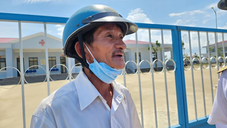 Người thân nức nở ngóng đợi ngư dân trở về - Ảnh 11. Người thân nức nở ngóng đợi ngư dân trở về - Ảnh 11.