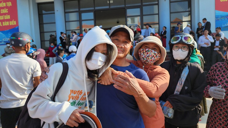 Vụ ch&igrave;m t&agrave;u Quảng Ng&atilde;i: Tho&aacute;t chết trước cửa tử - Ảnh 1.