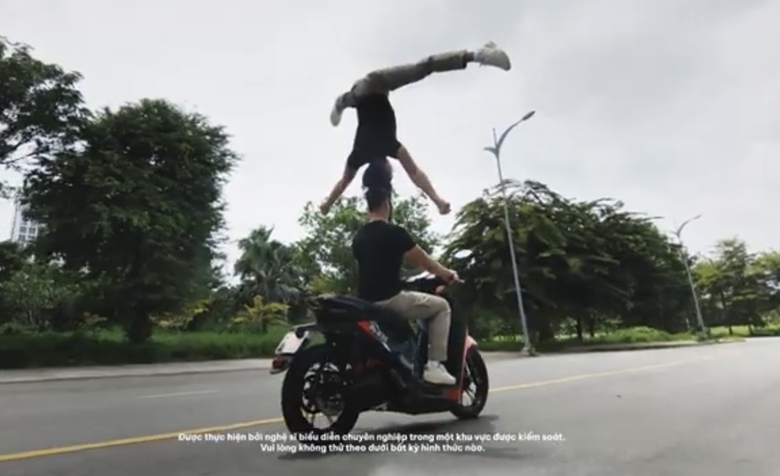Công an TP Thủ Đức, Sở Văn hoá và Thể thao xác minh clip nghệ sĩ diễn xiếc trên xe máy - Ảnh 1. Công an TP Thủ Đức, Sở Văn hoá và Thể thao xác minh clip nghệ sĩ diễn xiếc trên xe máy - Ảnh 1.