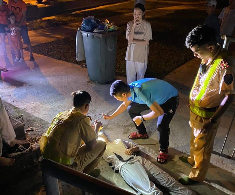 CSGT lao xuống ao sâu cứu hai học sinh đuối nước - Ảnh 1. CSGT lao xuống ao sâu cứu hai học sinh đuối nước - Ảnh 1.