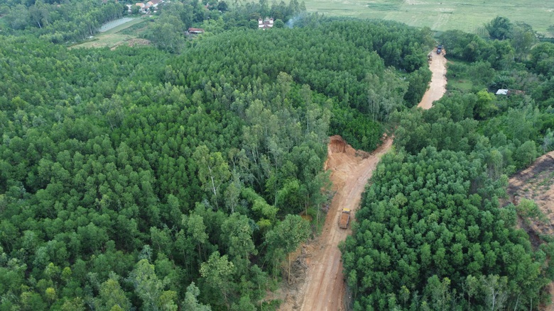 Cận cảnh bất thường đường đi của đất từ mỏ cao tốc đến..l&ograve; gạch - Ảnh 5.