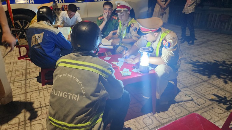 Lập chốt đo nồng độ cồn ở vùng ven phát hiện taxi, thợ hồ, công nhân vi phạm - Ảnh 4. Lập chốt đo nồng độ cồn ở vùng ven phát hiện taxi, thợ hồ, công nhân vi phạm - Ảnh 4.