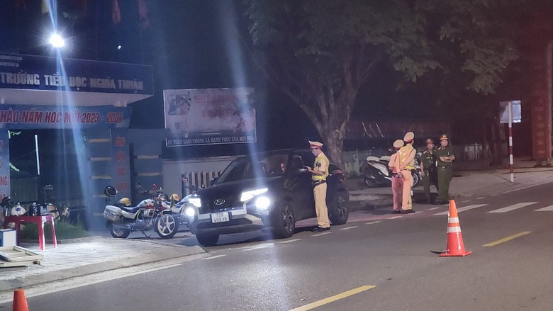 Lập chốt đo nồng độ cồn ở vùng ven phát hiện taxi, thợ hồ, công nhân vi phạm - Ảnh 1. Lập chốt đo nồng độ cồn ở vùng ven phát hiện taxi, thợ hồ, công nhân vi phạm - Ảnh 1.