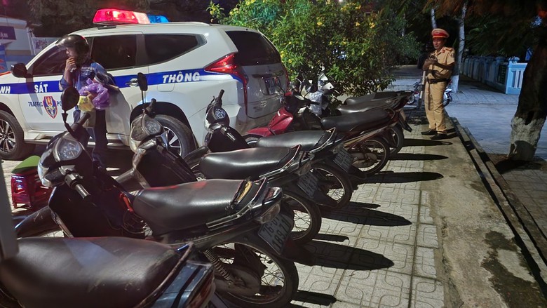 Lập chốt đo nồng độ cồn ở vùng ven phát hiện taxi, thợ hồ, công nhân vi phạm - Ảnh 6. Lập chốt đo nồng độ cồn ở vùng ven phát hiện taxi, thợ hồ, công nhân vi phạm - Ảnh 6.