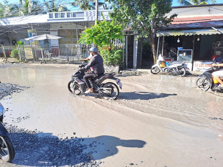 Sở GTVT Cần Thơ: Sang tuần sẽ thảm nhựa đoạn đường “nát nhầy” dưới dốc cầu Tây Đô - Ảnh 3. Sở GTVT Cần Thơ: Sang tuần sẽ thảm nhựa đoạn đường “nát nhầy” dưới dốc cầu Tây Đô - Ảnh 3.