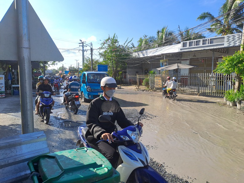 Sở GTVT Cần Thơ: Sang tuần sẽ thảm nhựa đoạn đường “nát nhầy” dưới dốc cầu Tây Đô - Ảnh 5. Sở GTVT Cần Thơ: Sang tuần sẽ thảm nhựa đoạn đường “nát nhầy” dưới dốc cầu Tây Đô - Ảnh 5.