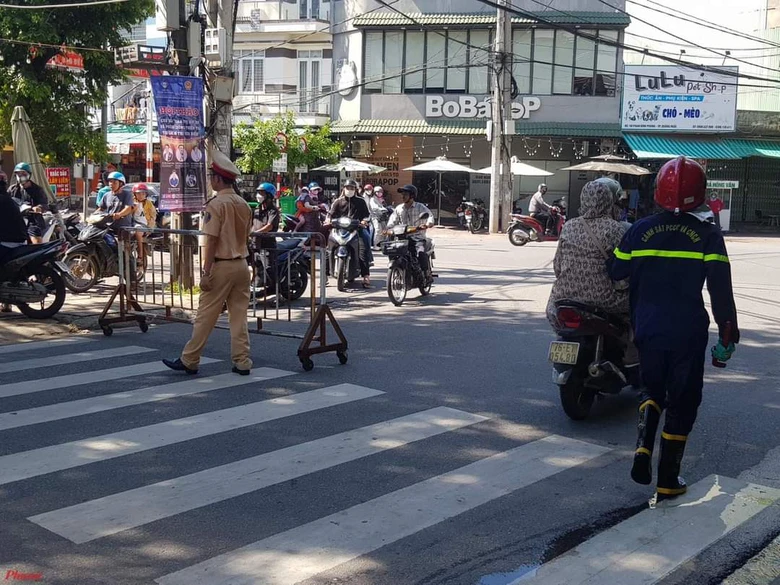 Cận cảnh hiện trường vụ ch&aacute;y lớn giữa trung t&acirc;m TP Quảng Ng&atilde;i - Ảnh 10.