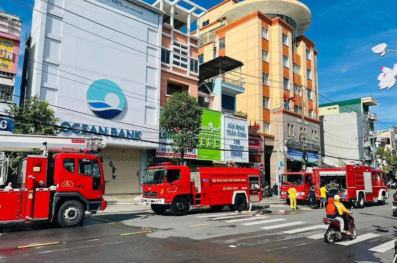 Cận cảnh hiện trường vụ ch&aacute;y lớn giữa trung t&acirc;m TP Quảng Ng&atilde;i - Ảnh 7.