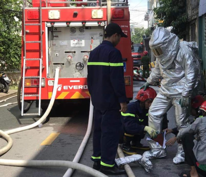 Cận cảnh hiện trường vụ ch&aacute;y lớn giữa trung t&acirc;m TP Quảng Ng&atilde;i - Ảnh 3.