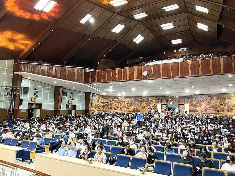 Cần Thơ: Sinh vi&ecirc;n được lợi g&igrave; khi đi xe bu&yacute;t? - Ảnh 2.