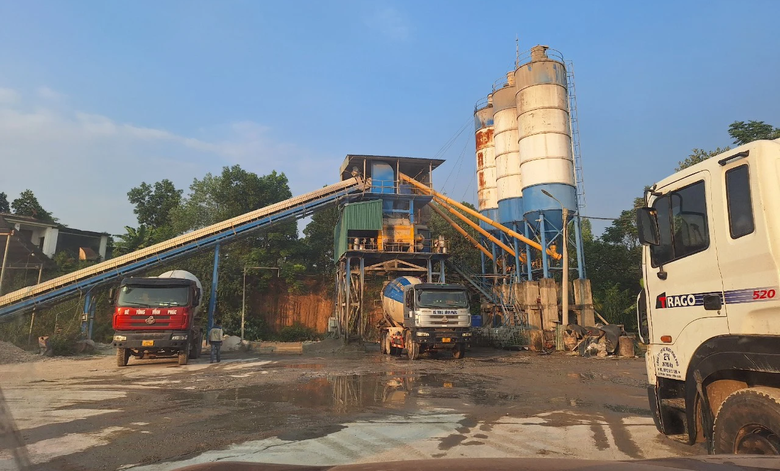 Vĩnh Ph&uacute;c: Trạm trộn b&ecirc; t&ocirc;ng v&agrave; c&ocirc;ng tr&igrave;nh điện tr&aacute;i ph&eacute;p vẫn được hoạt động tr&aacute;i quy định - Ảnh 1.