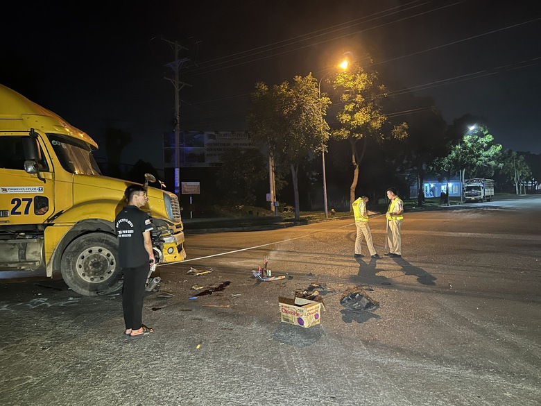 Container va chạm với m&ocirc; t&ocirc; hai người thương vong - Ảnh 2.