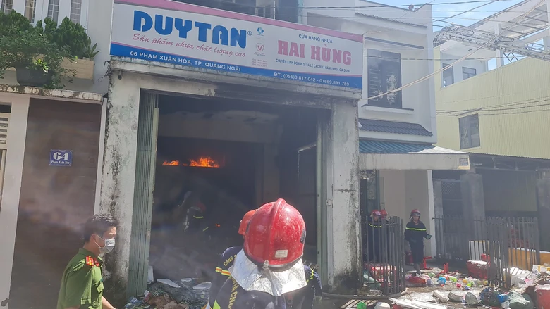 Cận cảnh hiện trường vụ ch&aacute;y lớn giữa trung t&acirc;m TP Quảng Ng&atilde;i - Ảnh 11.