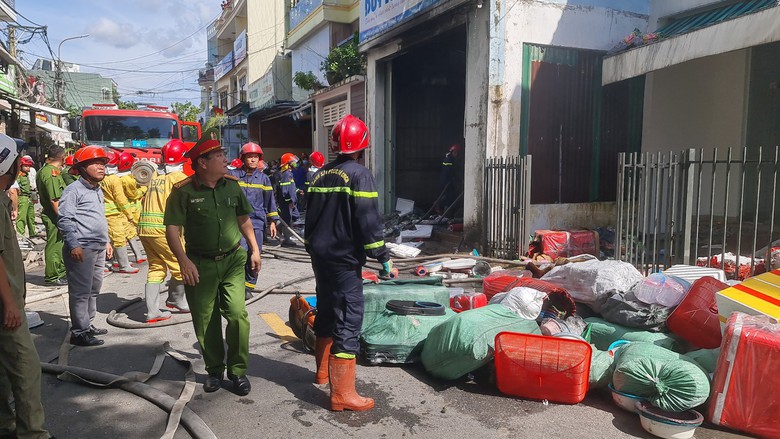 Cận cảnh hiện trường vụ ch&aacute;y lớn giữa trung t&acirc;m TP Quảng Ng&atilde;i - Ảnh 5.