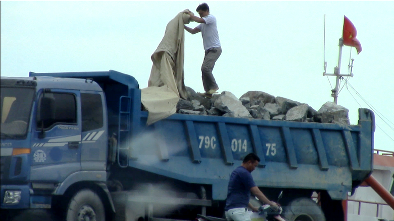 Kh&aacute;nh Ho&agrave;: D&agrave;n xe chở đ&aacute; hộc, nghi qu&aacute; tải ngh&ecirc;nh ngang ở TP Cam Ranh - Ảnh 4.