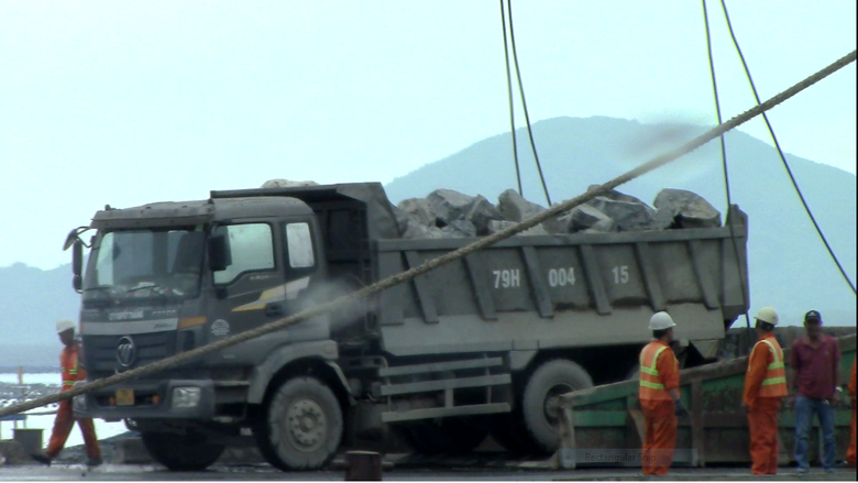 Kh&aacute;nh Ho&agrave;: D&agrave;n xe chở đ&aacute; hộc, nghi qu&aacute; tải ngh&ecirc;nh ngang ở TP Cam Ranh - Ảnh 6.