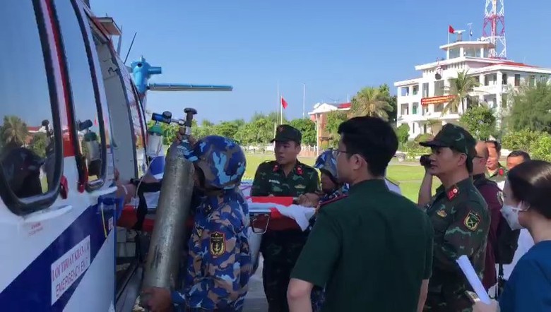 Điều trực thăng chở bệnh nh&acirc;n từ Trường Sa về đất liền điều trị - Ảnh 2.