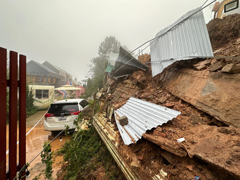Sạt lở bờ taluy ở TP Đ&agrave; Lạt, đất đ&aacute; đổ đ&egrave; &ocirc; t&ocirc; v&agrave; xe m&aacute;y - Ảnh 2.