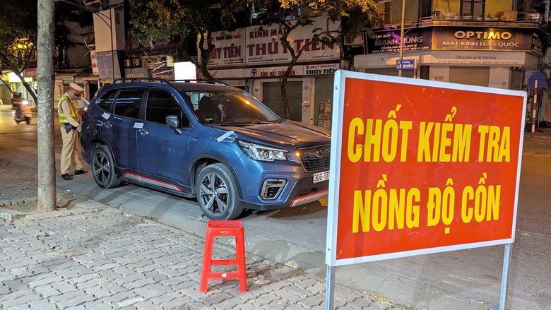 Công chức uống rượu, bia lái xe khó thoát kỷ luật - Ảnh 1. Công chức uống rượu, bia lái xe khó thoát kỷ luật - Ảnh 1.