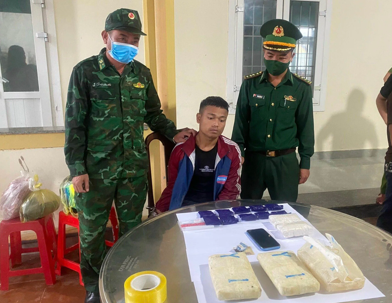 Bắt giữ 2 thanh ni&ecirc;n vận chuyển hơn 48.000 vi&ecirc;n ma t&uacute;y tổng hợp - Ảnh 2.