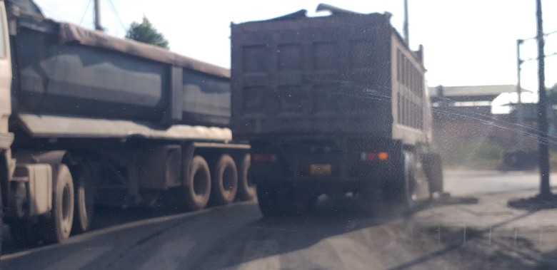 D&acirc;n "than trời" v&igrave; đường lầy, bụi do "binh đo&agrave;n" xe tải chạy rầm rầm ở TX Đ&ocirc;ng Triều - Ảnh 1.