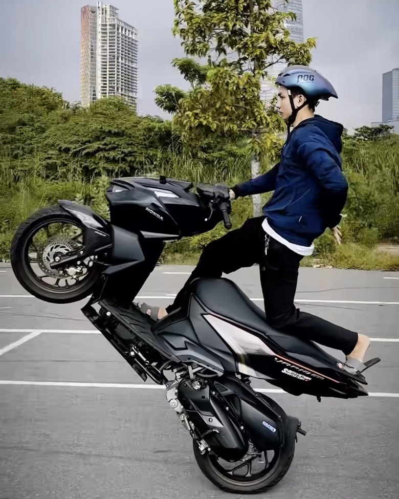 Đang x&aacute;c minh nh&oacute;m thanh ni&ecirc;n bốc đầu xe m&aacute;y, &ldquo;l&agrave;m xiếc&rdquo; tr&ecirc;n đường - Ảnh 6.