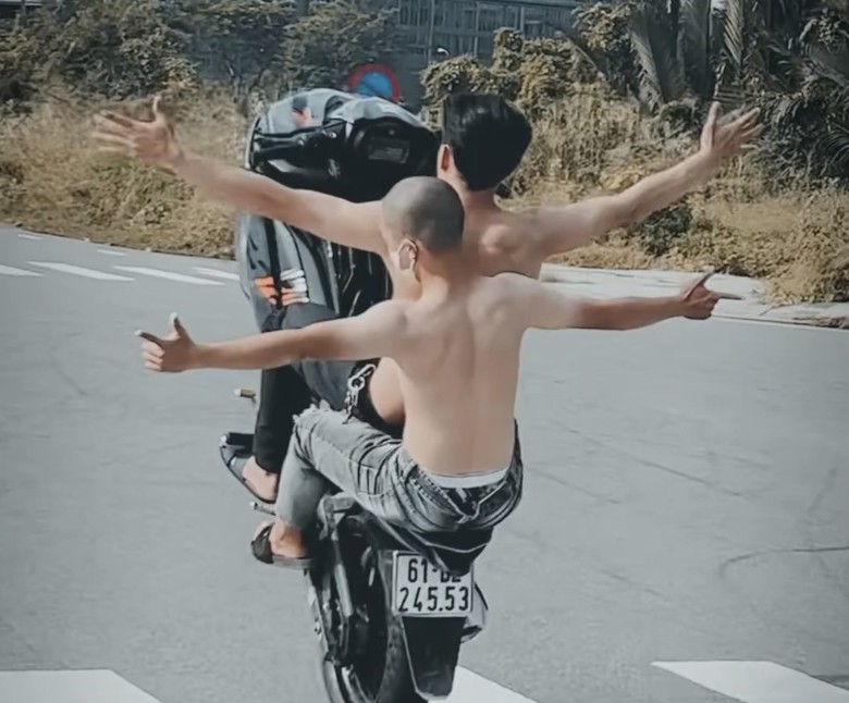 Đang x&aacute;c minh nh&oacute;m thanh ni&ecirc;n bốc đầu xe m&aacute;y, &ldquo;l&agrave;m xiếc&rdquo; tr&ecirc;n đường - Ảnh 3.
