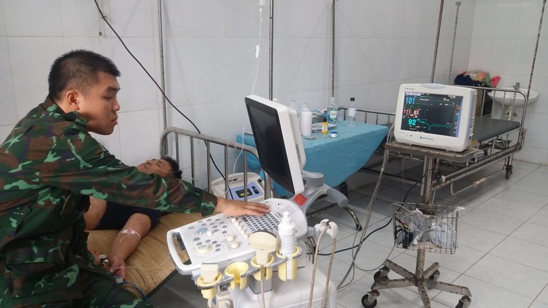 Điều trực thăng chở bệnh nh&acirc;n từ Trường Sa về đất liền điều trị - Ảnh 1.