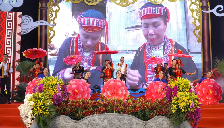 Đặc sắc thực h&agrave;nh t&iacute;n ngưỡng thờ Mẫu Thượng Ng&agrave;n ở Y&ecirc;n B&aacute;i - Ảnh 2.