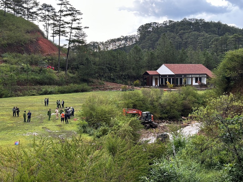 Vụ nước lũ cuốn tr&ocirc;i du kh&aacute;ch nước ngo&agrave;i, cả 4 nạn nh&acirc;n đ&atilde; tử vong - Ảnh 1.