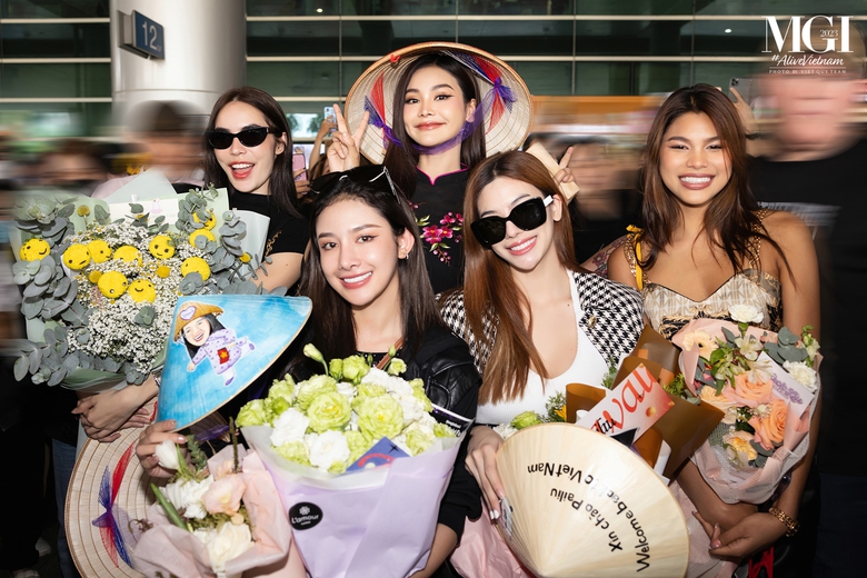 Dàn hoa và á hậu Thái Lan đội nón lá, mặc áo dài đến Việt Nam - Ảnh 10. Dàn hoa và á hậu Thái Lan đội nón lá, mặc áo dài đến Việt Nam - Ảnh 10.