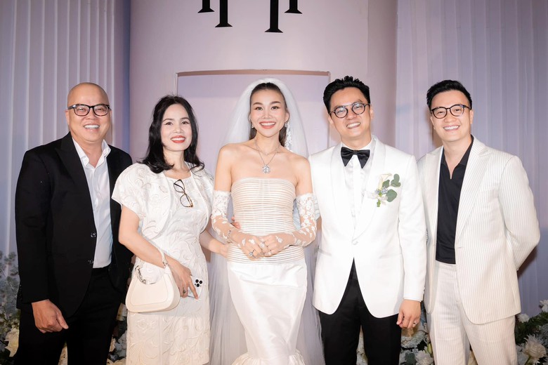 Người bạn thân thiết và gắn bó của cô dâu là đạo diện Vũ Ngọc Đãng thì không ngại dành lời khen đặc biệt dành cho cô dâu khi cho rằng siêu mẫu Thành Hằng chỉ mới 20 tuổi. Nam đạo diễn chia sẻ: "Hôm qua đi đám cưới nhìn cô dâu Pham Thanh Hang mà ngỡ ngàng luôn, cứ tưởng cô dâu mới 20 tuổi vì quá trẻ đẹp , chúc cô dâu và chú rể sớm có tin vui nha". Người bạn thân thiết và gắn bó của cô dâu là đạo diện Vũ Ngọc Đãng thì không ngại dành lời khen đặc biệt dành cho cô dâu khi cho rằng siêu mẫu Thành Hằng chỉ mới 20 tuổi. Nam đạo diễn chia sẻ: "Hôm qua đi đám cưới nhìn cô dâu Pham Thanh Hang mà ngỡ ngàng luôn, cứ tưởng cô dâu mới 20 tuổi vì quá trẻ đẹp , chúc cô dâu và chú rể sớm có tin vui nha".