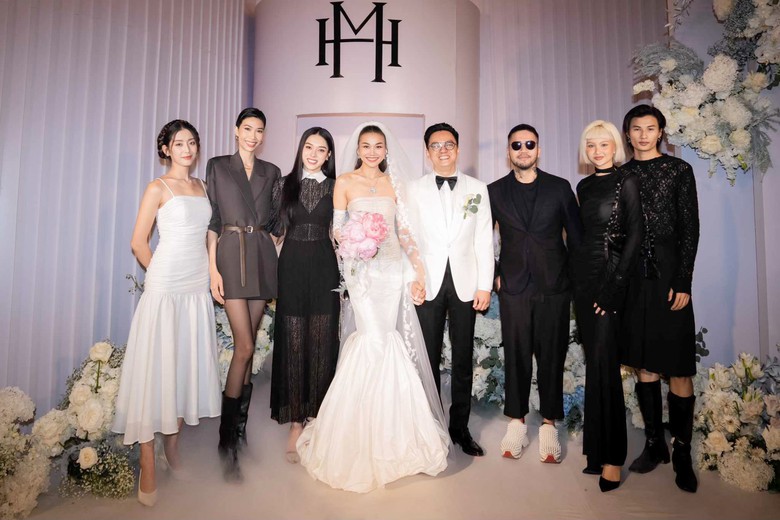 Nhiếp ảnh gia Milor Trần (đeo kính đen) cũng hài hước chia sẻ về trang phục của mình khi dự đám cưới Thanh Hằng: "Hoá trang thầy bói để dòm ngó a rể dùm chị iu". Nhiếp ảnh gia Milor Trần (đeo kính đen) cũng hài hước chia sẻ về trang phục của mình khi dự đám cưới Thanh Hằng: "Hoá trang thầy bói để dòm ngó a rể dùm chị iu".