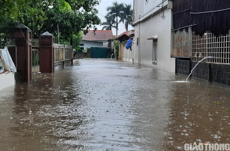 Mưa lớn, nhiều tuyến đường ở Quảng Trị... th&agrave;nh s&ocirc;ng, cầu tr&agrave;n ngập lụt - Ảnh 7.