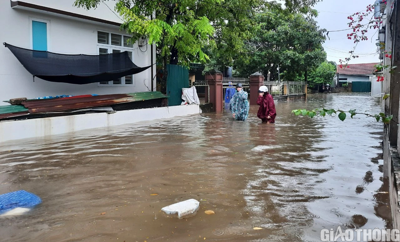 Mưa lớn, nhiều tuyến đường ở Quảng Trị... th&agrave;nh s&ocirc;ng, cầu tr&agrave;n ngập lụt - Ảnh 10.
