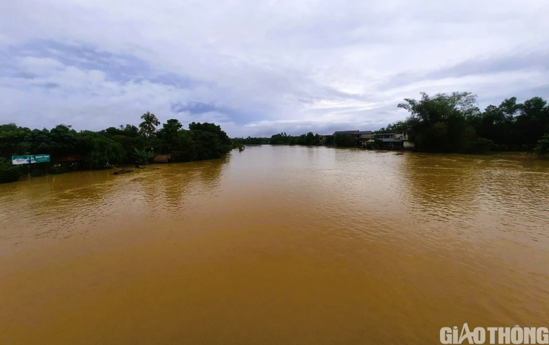 Nhiều nơi tại Quảng Trị v&agrave; Huế ngập s&acirc;u, d&acirc;n di chuyển bằng thuyền, b&ograve; l&ecirc;n cầu tr&aacute;nh lụt - Ảnh 6.
