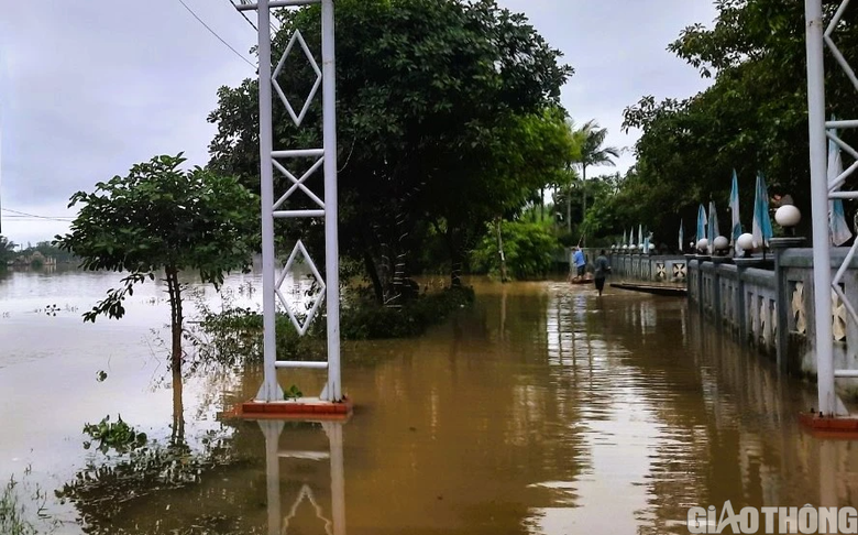 Nhiều nơi tại Quảng Trị v&agrave; Huế ngập s&acirc;u, d&acirc;n di chuyển bằng thuyền, b&ograve; l&ecirc;n cầu tr&aacute;nh lụt - Ảnh 11.