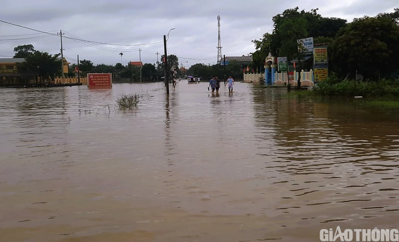 Nhiều nơi tại Quảng Trị v&agrave; Huế ngập s&acirc;u, d&acirc;n di chuyển bằng thuyền, b&ograve; l&ecirc;n cầu tr&aacute;nh lụt - Ảnh 12.