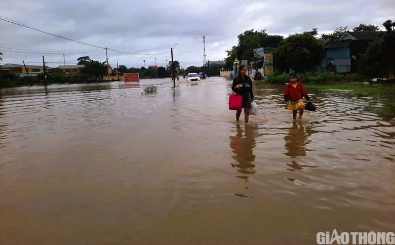 Nhiều nơi tại Quảng Trị v&agrave; Huế ngập s&acirc;u, d&acirc;n di chuyển bằng thuyền, b&ograve; l&ecirc;n cầu tr&aacute;nh lụt - Ảnh 14.