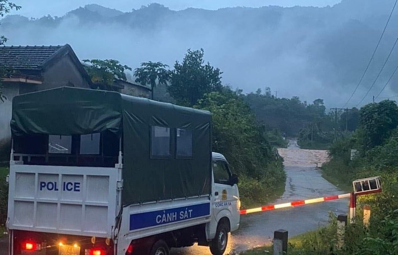 Cầu tràn QL15D lại bị ngập, đường lên cửa khẩu La Lay ách tắc - Ảnh 1. Cầu tràn QL15D lại bị ngập, đường lên cửa khẩu La Lay ách tắc - Ảnh 1.