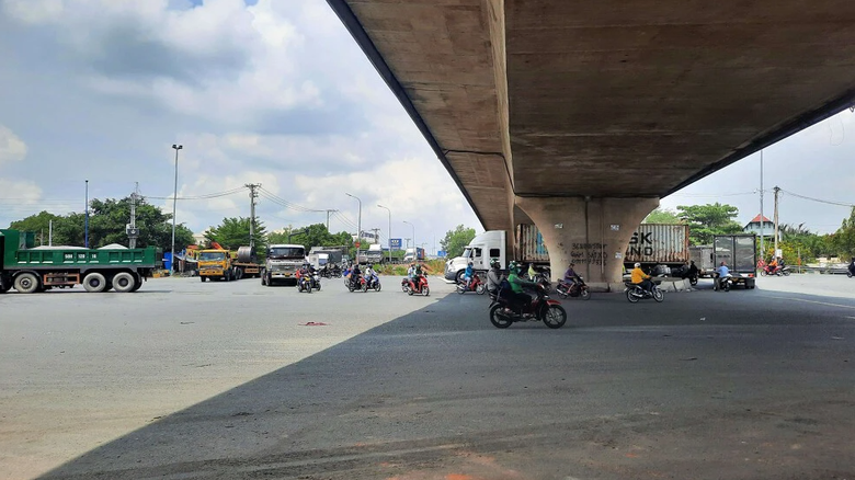 Đại &uacute;y CSGT c&ocirc;ng an TP.HCM bị tấn c&ocirc;ng khi đo nồng độ cồn - Ảnh 1.