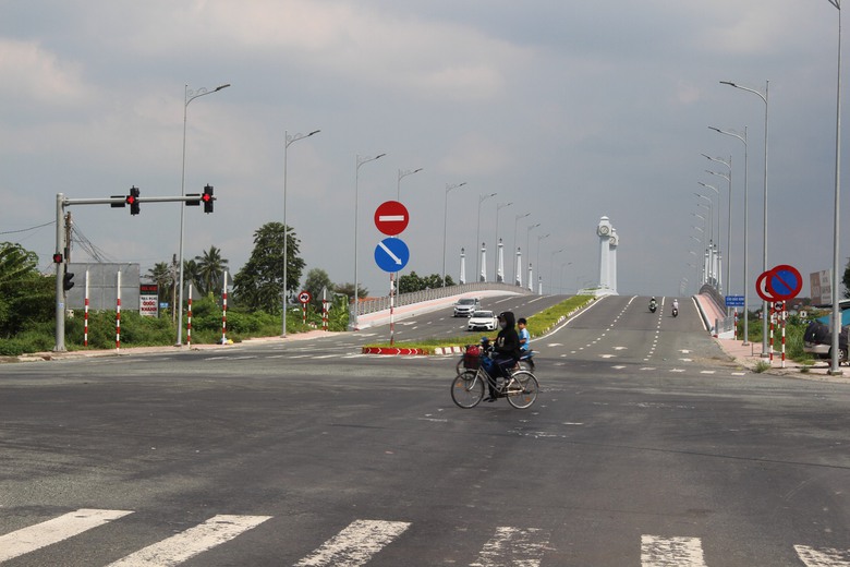Gấp r&uacute;t thi c&ocirc;ng, để đường V&agrave;nh đai TP T&acirc;n An ho&agrave;n th&agrave;nh cuối năm - Ảnh 2.