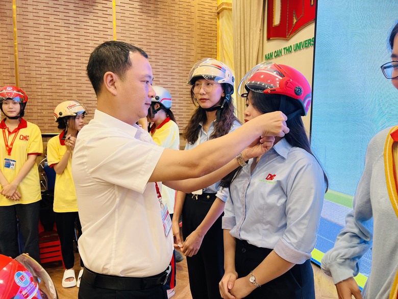 Phổ biến kỹ năng sơ cấp cứu, hướng dẫn l&aacute;i xe an to&agrave;n cho sinh vi&ecirc;n Cần Thơ - Ảnh 2.