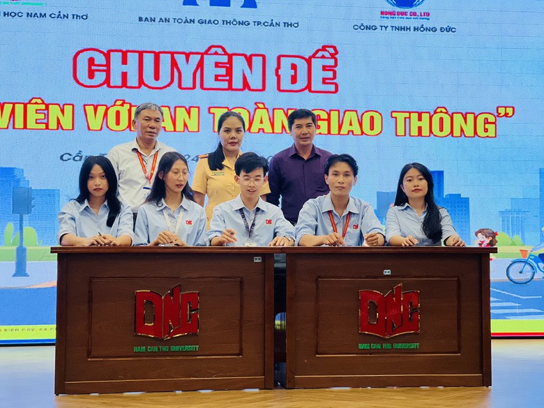 Phổ biến kỹ năng sơ cấp cứu, hướng dẫn l&aacute;i xe an to&agrave;n cho sinh vi&ecirc;n Cần Thơ - Ảnh 3.