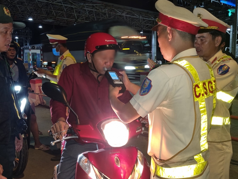 Lập chốt s&aacute;t trạm thu ph&iacute;, CSGT B&igrave;nh Định t&oacute;m gọn h&agrave;ng loạt "ma men"- Ảnh 3.