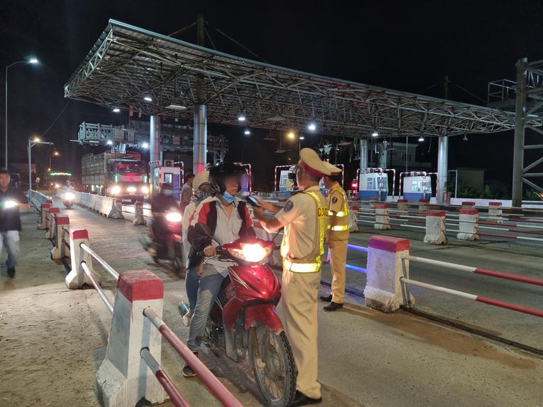 Lập chốt s&aacute;t trạm thu ph&iacute;, CSGT B&igrave;nh Định t&oacute;m gọn h&agrave;ng loạt "ma men"- Ảnh 1.