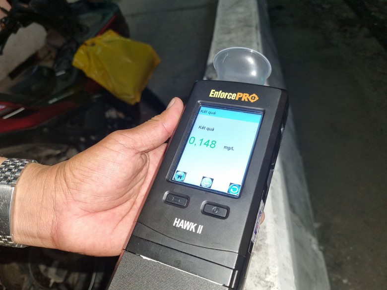 Lập chốt s&aacute;t trạm thu ph&iacute;, CSGT B&igrave;nh Định t&oacute;m gọn h&agrave;ng loạt "ma men"- Ảnh 7.